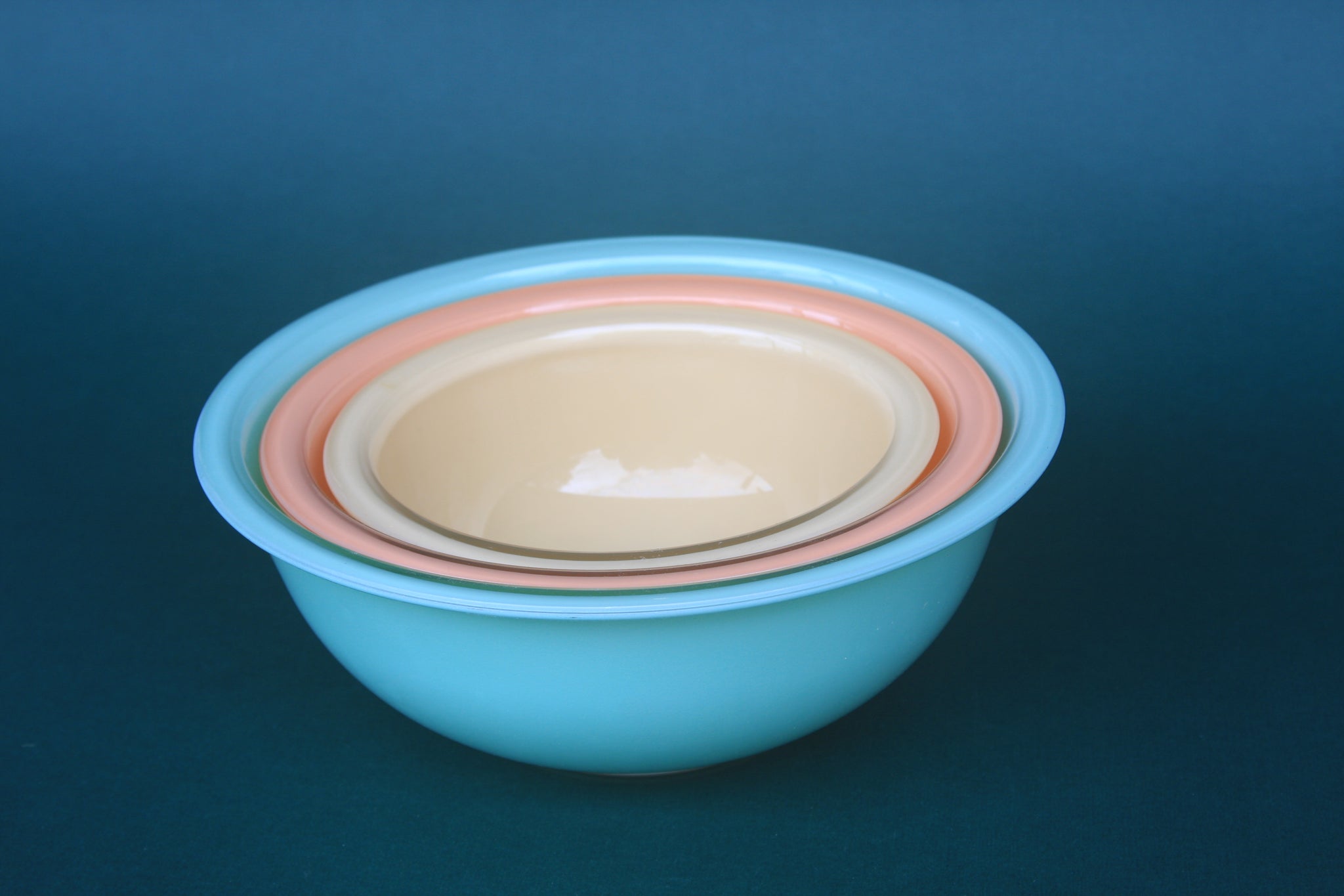 Set of 3 Vintage Pyrex Nesting Bowls in Pastel Colors