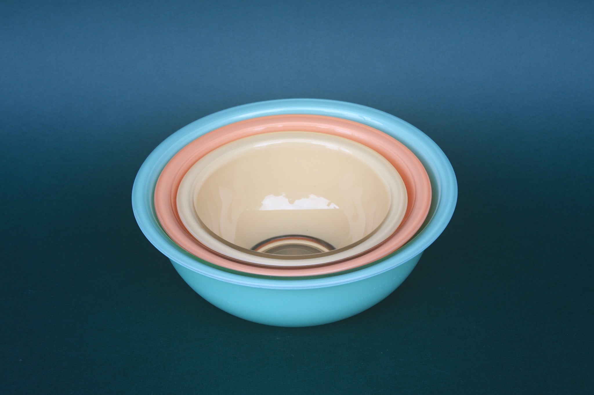 Set of 3 Vintage Pyrex Nesting Bowls in Pastel Colors